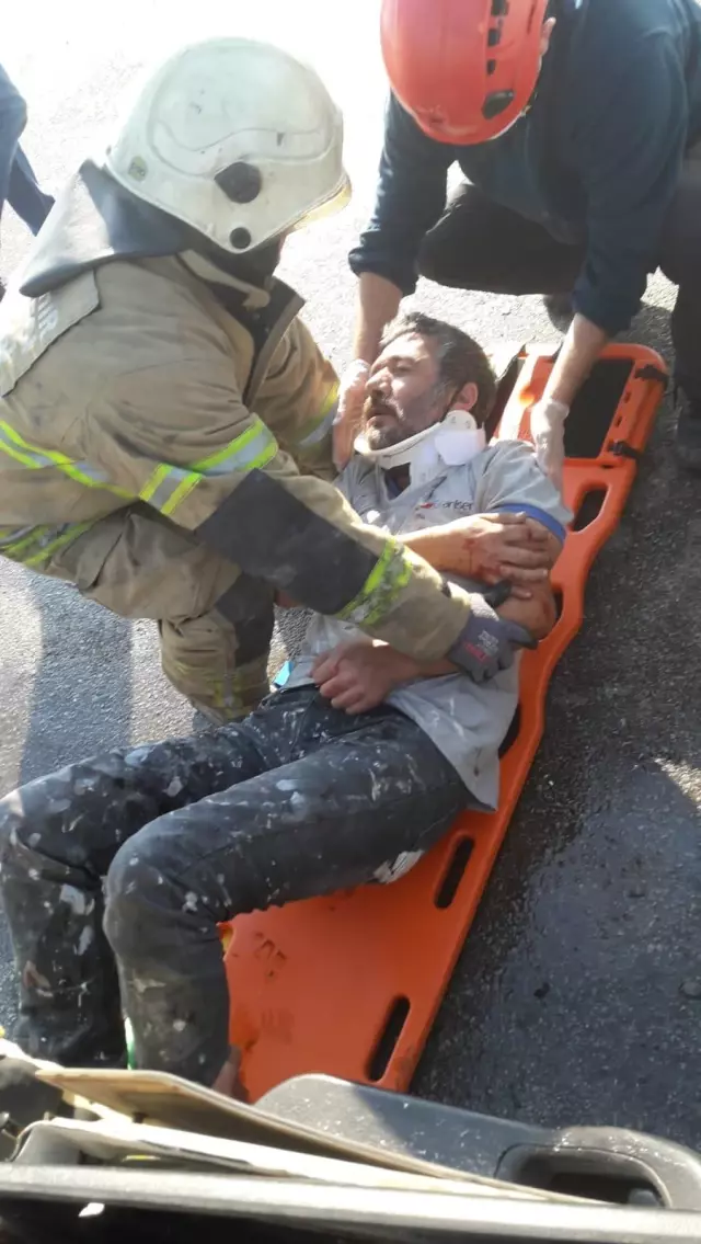 İzmir'de iki otomobil çarpıştı: 1 ölü, 2 yaralı İzmir'de iki otomobil çarpıştı: 1 ölü, 2 yaralı