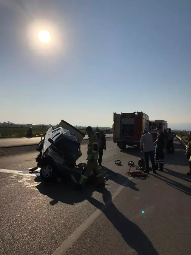 İzmir'de iki otomobil çarpıştı: 1 ölü, 2 yaralı İzmir'de iki otomobil çarpıştı: 1 ölü, 2 yaralı