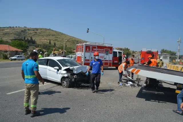 İzmir'de trafik kazası: 9 yaralı İzmir'de trafik kazası: 9 yaralı