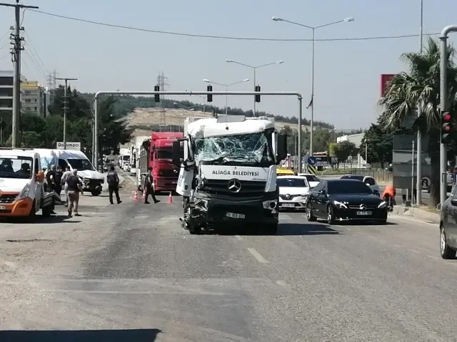 İzmir'de trafik kazası: 9 yaralı İzmir'de trafik kazası: 9 yaralı