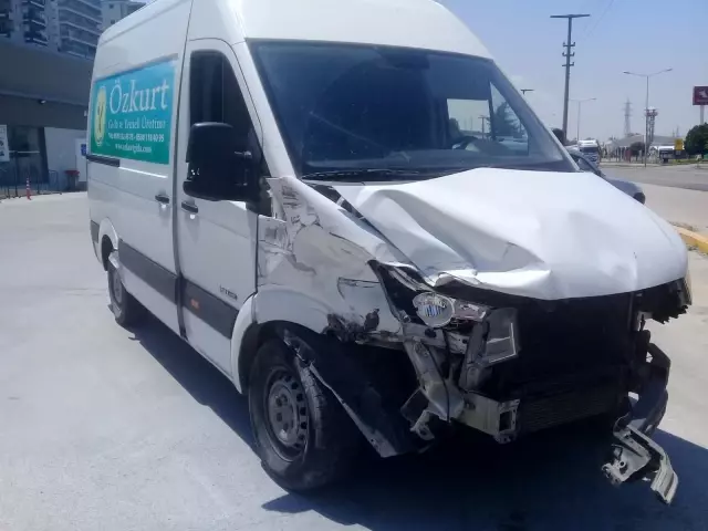 İzmir'de trafik kazası: 9 yaralı İzmir'de trafik kazası: 9 yaralı