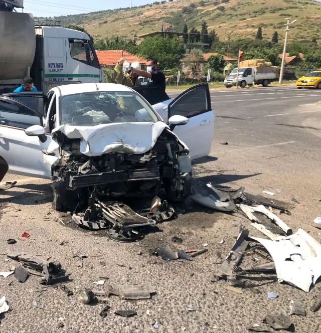 İzmir'de trafik kazası: 9 yaralı İzmir'de trafik kazası: 9 yaralı