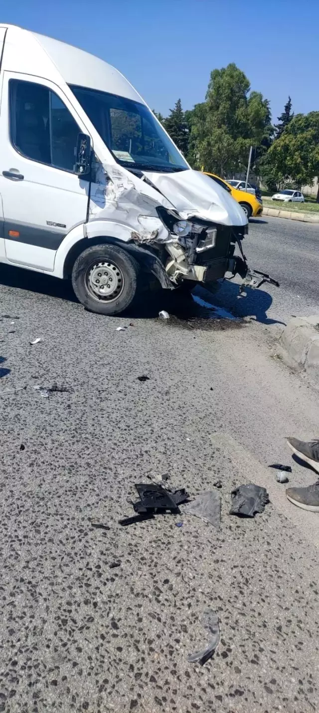 İzmir'de trafik kazası: 9 yaralı İzmir'de trafik kazası: 9 yaralı