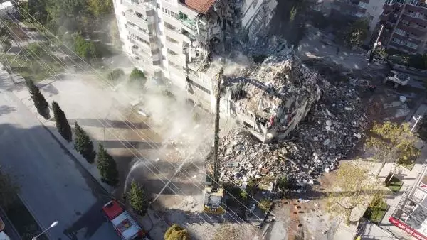 İzmir'deki depremde yıkılan Yılmaz Erbek Apartmanı iddianamesi kabul edildi İzmir'deki depremde yıkılan Yılmaz Erbek Apartmanı iddianamesi kabul edildi