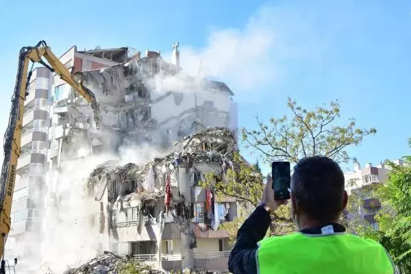 İzmir'deki depremde yıkılan Yılmaz Erbek Apartmanı iddianamesi kabul edildi İzmir'deki depremde yıkılan Yılmaz Erbek Apartmanı iddianamesi kabul edildi