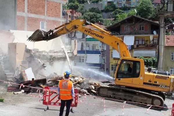 İZMİT'TE KENTSEL DÖNÜŞÜMDE PROJESİNDE İLK YIKIM BAŞLADI İZMİT'TE KENTSEL DÖNÜŞÜMDE PROJESİNDE İLK YIKIM BAŞLADI