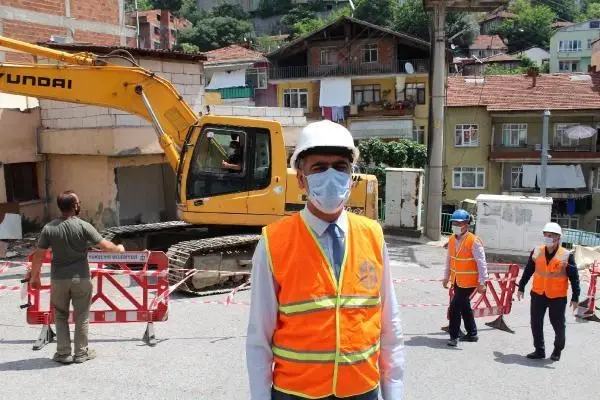 İZMİT'TE KENTSEL DÖNÜŞÜMDE PROJESİNDE İLK YIKIM BAŞLADI İZMİT'TE KENTSEL DÖNÜŞÜMDE PROJESİNDE İLK YIKIM BAŞLADI