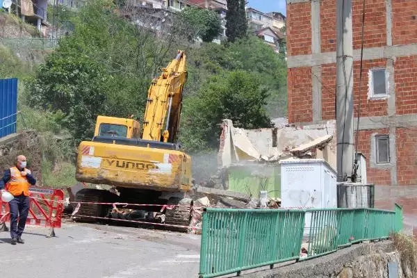 İZMİT'TE KENTSEL DÖNÜŞÜMDE PROJESİNDE İLK YIKIM BAŞLADI İZMİT'TE KENTSEL DÖNÜŞÜMDE PROJESİNDE İLK YIKIM BAŞLADI