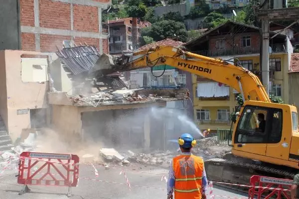 İZMİT'TE KENTSEL DÖNÜŞÜMDE PROJESİNDE İLK YIKIM BAŞLADI İZMİT'TE KENTSEL DÖNÜŞÜMDE PROJESİNDE İLK YIKIM BAŞLADI