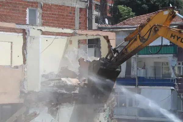 İZMİT'TE KENTSEL DÖNÜŞÜMDE PROJESİNDE İLK YIKIM BAŞLADI İZMİT'TE KENTSEL DÖNÜŞÜMDE PROJESİNDE İLK YIKIM BAŞLADI