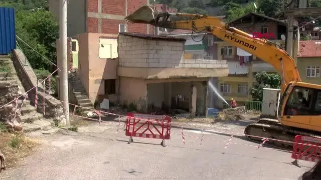 İZMİT'TE KENTSEL DÖNÜŞÜMDE PROJESİNDE İLK YIKIM BAŞLADI İZMİT'TE KENTSEL DÖNÜŞÜMDE PROJESİNDE İLK YIKIM BAŞLADI