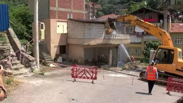 İZMİT'TE KENTSEL DÖNÜŞÜMDE PROJESİNDE İLK YIKIM BAŞLADI İZMİT'TE KENTSEL DÖNÜŞÜMDE PROJESİNDE İLK YIKIM BAŞLADI