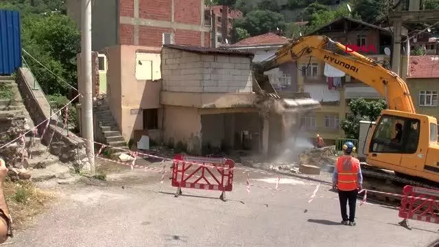 İZMİT'TE KENTSEL DÖNÜŞÜMDE PROJESİNDE İLK YIKIM BAŞLADI İZMİT'TE KENTSEL DÖNÜŞÜMDE PROJESİNDE İLK YIKIM BAŞLADI