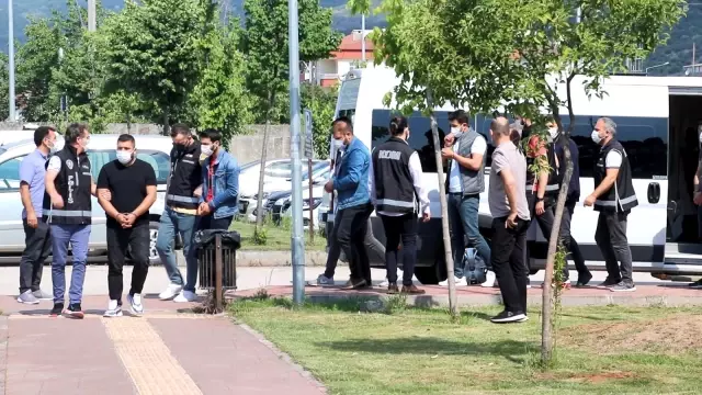 Kaçak sigaraları sahte bandrolle piyasaya süren 7 kişi adliyeye sevk edildi Kaçak sigaraları sahte bandrolle piyasaya süren 7 kişi adliyeye sevk edildi