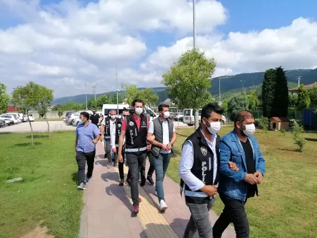 Kaçak sigaraları sahte bandrolle piyasaya süren 7 kişi adliyeye sevk edildi Kaçak sigaraları sahte bandrolle piyasaya süren 7 kişi adliyeye sevk edildi