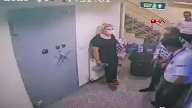 KADIN ÇALIŞANIN KAFASINA SİLAH DAYAYAN MÜDÜR ŞAKA YAPMIŞ KADIN ÇALIŞANIN KAFASINA SİLAH DAYAYAN MÜDÜR ŞAKA YAPMIŞ