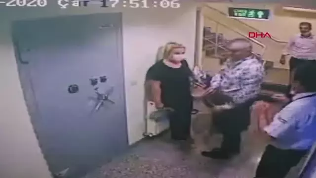 KADIN ÇALIŞANIN KAFASINA SİLAH DAYAYAN MÜDÜR ŞAKA YAPMIŞ KADIN ÇALIŞANIN KAFASINA SİLAH DAYAYAN MÜDÜR ŞAKA YAPMIŞ