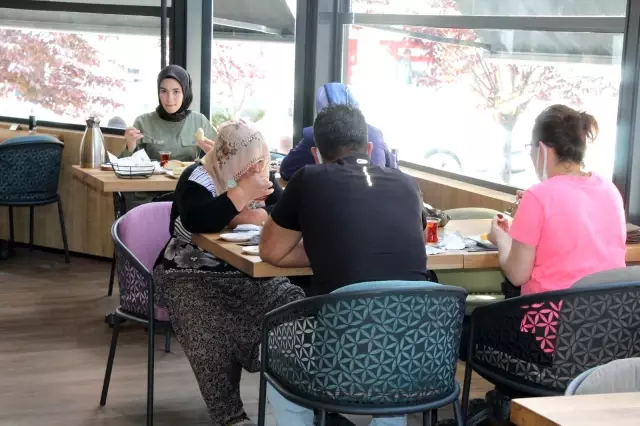 Kafe ve restoranlara vatandaşlar yoğun ilgi gösteriyor Kafe ve restoranlara vatandaşlar yoğun ilgi gösteriyor