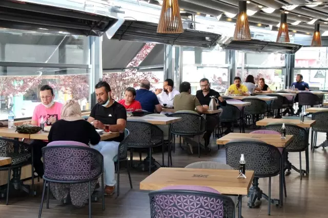 Kafe ve restoranlara vatandaşlar yoğun ilgi gösteriyor Kafe ve restoranlara vatandaşlar yoğun ilgi gösteriyor