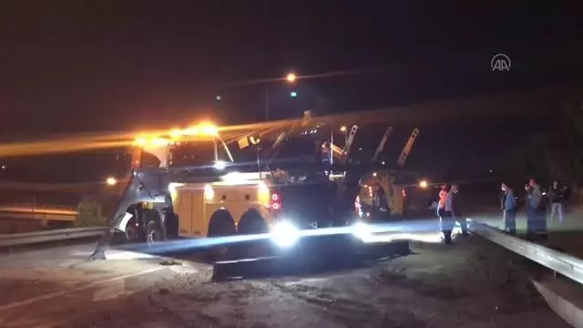 Kağıthane'de devrilen çakıl yüklü hafriyat kamyonunun sürücüsü yaralandı Kağıthane'de devrilen çakıl yüklü hafriyat kamyonunun sürücüsü yaralandı