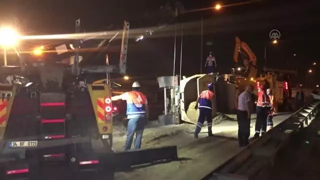 Kağıthane'de devrilen çakıl yüklü hafriyat kamyonunun sürücüsü yaralandı Kağıthane'de devrilen çakıl yüklü hafriyat kamyonunun sürücüsü yaralandı