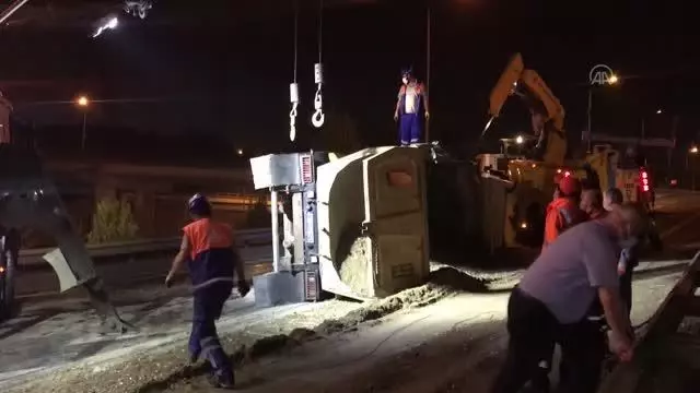 Kağıthane'de devrilen çakıl yüklü hafriyat kamyonunun sürücüsü yaralandı Kağıthane'de devrilen çakıl yüklü hafriyat kamyonunun sürücüsü yaralandı