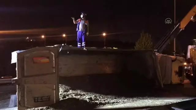 Kağıthane'de devrilen çakıl yüklü hafriyat kamyonunun sürücüsü yaralandı Kağıthane'de devrilen çakıl yüklü hafriyat kamyonunun sürücüsü yaralandı