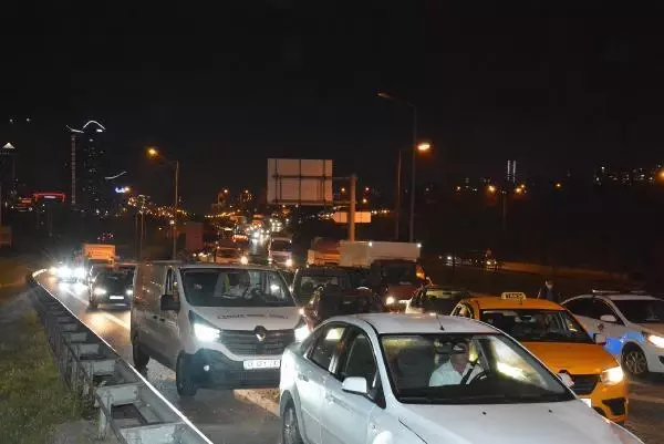 KAĞITHANE'DE HAFRİYAT KAMYONU DEVRİLDİ 1 YARALI KAĞITHANE'DE HAFRİYAT KAMYONU DEVRİLDİ 1 YARALI