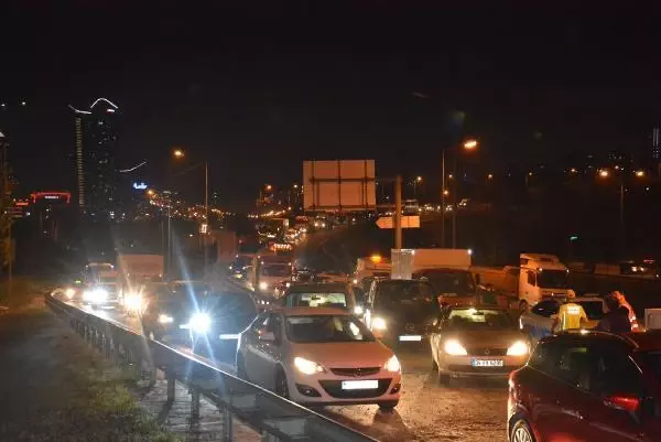 KAĞITHANE'DE HAFRİYAT KAMYONU DEVRİLDİ 1 YARALI KAĞITHANE'DE HAFRİYAT KAMYONU DEVRİLDİ 1 YARALI