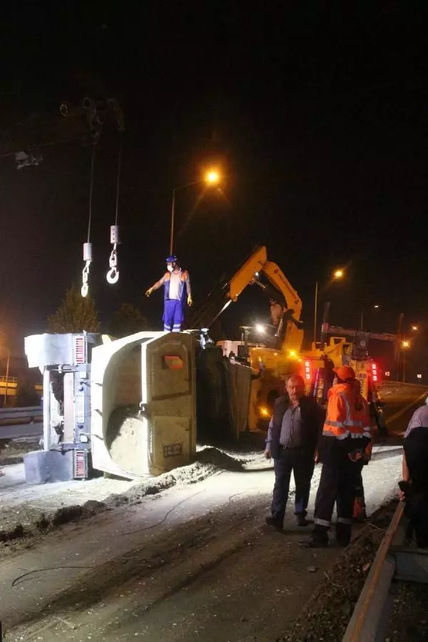 KAĞITHANE'DE HAFRİYAT KAMYONU DEVRİLDİ 1 YARALI KAĞITHANE'DE HAFRİYAT KAMYONU DEVRİLDİ 1 YARALI