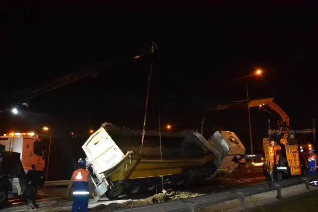 Kağıthane'de hafriyat kamyonu devrildi: 1 yaralı Kağıthane'de hafriyat kamyonu devrildi: 1 yaralı