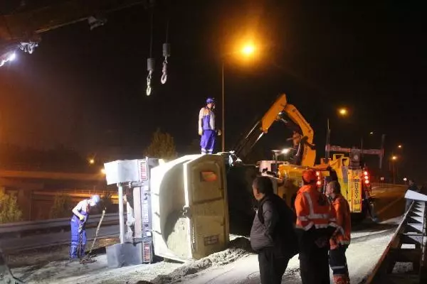 KAĞITHANE'DE HAFRİYAT KAMYONU DEVRİLDİ 1 YARALI KAĞITHANE'DE HAFRİYAT KAMYONU DEVRİLDİ 1 YARALI
