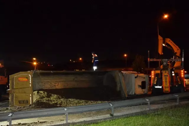 Kağıthane'de hafriyat kamyonu devrildi: 1 yaralı Kağıthane'de hafriyat kamyonu devrildi: 1 yaralı