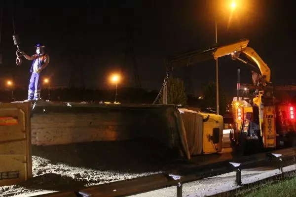 KAĞITHANE'DE HAFRİYAT KAMYONU DEVRİLDİ 1 YARALI KAĞITHANE'DE HAFRİYAT KAMYONU DEVRİLDİ 1 YARALI