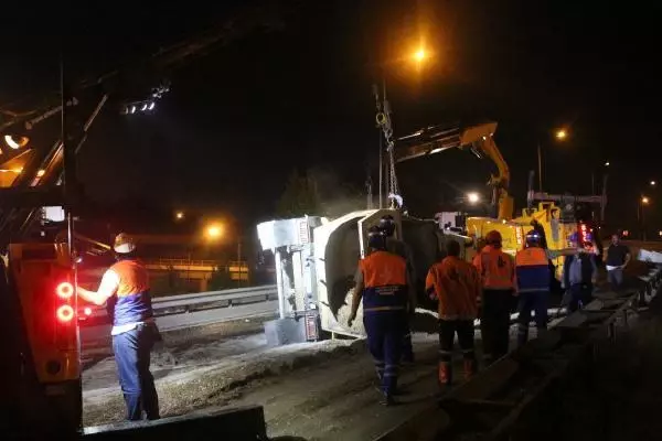 KAĞITHANE'DE HAFRİYAT KAMYONU DEVRİLDİ 1 YARALI KAĞITHANE'DE HAFRİYAT KAMYONU DEVRİLDİ 1 YARALI