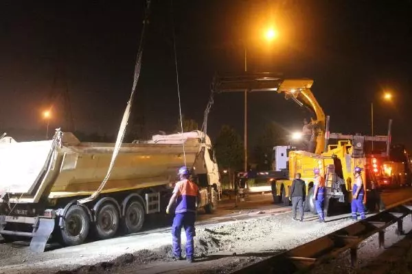 KAĞITHANE'DE HAFRİYAT KAMYONU DEVRİLDİ 1 YARALI KAĞITHANE'DE HAFRİYAT KAMYONU DEVRİLDİ 1 YARALI