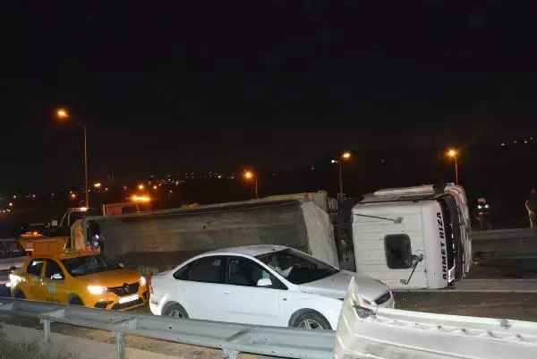 KAĞITHANE'DE HAFRİYAT KAMYONU DEVRİLDİ 1 YARALI KAĞITHANE'DE HAFRİYAT KAMYONU DEVRİLDİ 1 YARALI