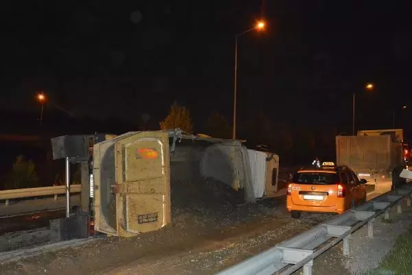 KAĞITHANE'DE HAFRİYAT KAMYONU DEVRİLDİ 1 YARALI KAĞITHANE'DE HAFRİYAT KAMYONU DEVRİLDİ 1 YARALI