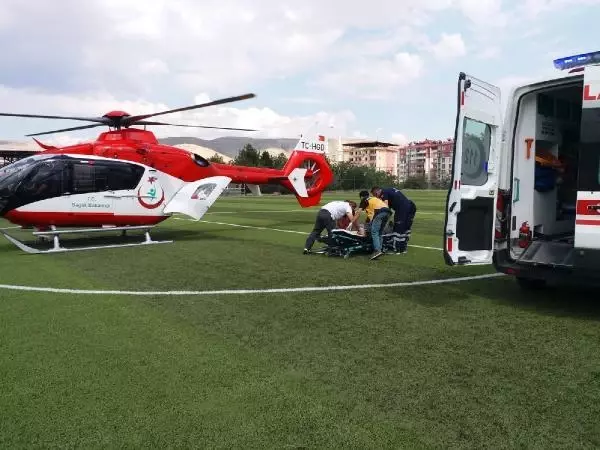 Son dakika haberi: KALP KRİZİ GEÇİRDİ, AMBULANS HELİKOPTERLE HASTANEYE ULAŞTIRILDI Son dakika haberi: KALP KRİZİ GEÇİRDİ, AMBULANS HELİKOPTERLE HASTANEYE ULAŞTIRILDI