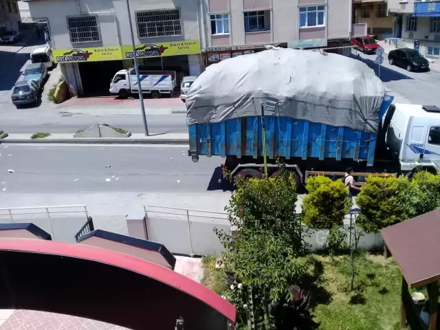 Kamyonetteki geri dönüşüm malzemeleri yola savruldu Kamyonetteki geri dönüşüm malzemeleri yola savruldu
