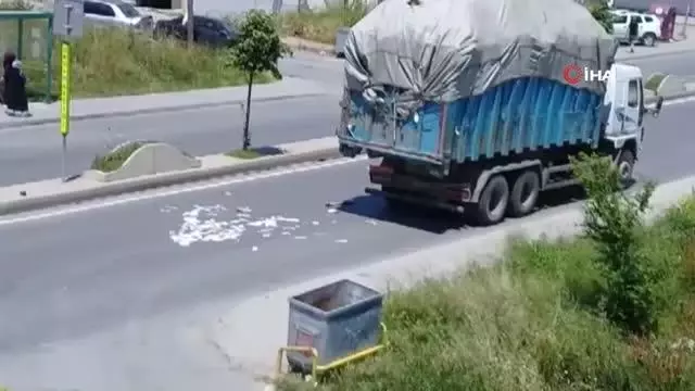 Kamyonetteki geri dönüşüm malzemeleri yola savruldu Kamyonetteki geri dönüşüm malzemeleri yola savruldu