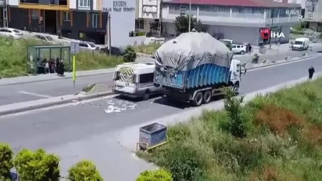 Kamyonetteki geri dönüşüm malzemeleri yola savruldu Kamyonetteki geri dönüşüm malzemeleri yola savruldu