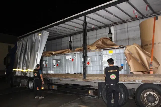 Özel düzenekle plakası değiştirilen tırda eroin üretiminde kullanılan kimyasal madde ele geçirildi Özel düzenekle plakası değiştirilen tırda eroin üretiminde kullanılan kimyasal madde ele geçirildi