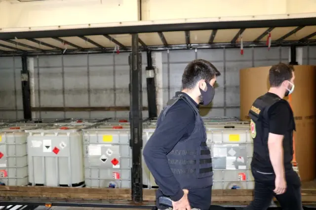 Özel düzenekle plakası değiştirilen tırda eroin üretiminde kullanılan kimyasal madde ele geçirildi Özel düzenekle plakası değiştirilen tırda eroin üretiminde kullanılan kimyasal madde ele geçirildi