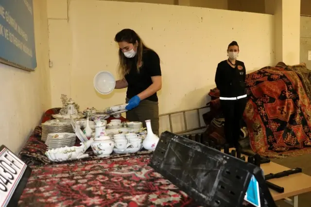 Özel düzenekle plakası değiştirilen tırda eroin üretiminde kullanılan kimyasal madde ele geçirildi Özel düzenekle plakası değiştirilen tırda eroin üretiminde kullanılan kimyasal madde ele geçirildi