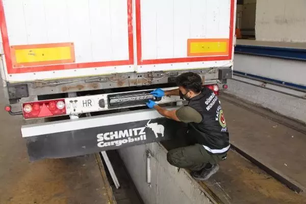 KAPIKULE'DE TIR'DA 16 TON ASİT ANHİDRİT ELE GEÇİRİLDİ KAPIKULE'DE TIR'DA 16 TON ASİT ANHİDRİT ELE GEÇİRİLDİ