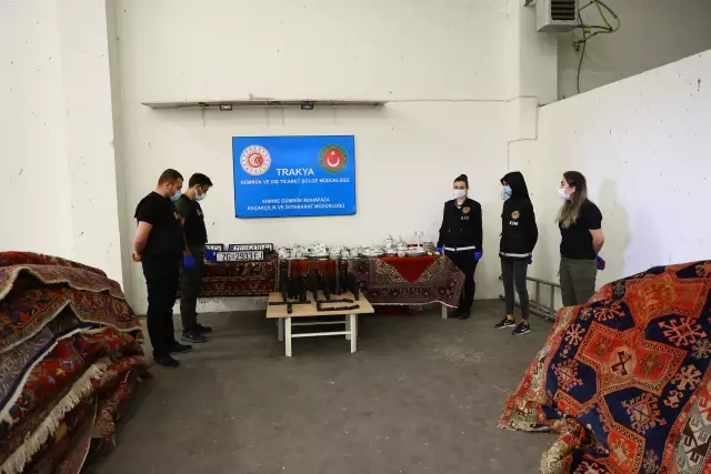 Kapıkule Sınır Kapısı'nda otomatik silah şarjörleriyle çok sayıda kaçak eşya yakalandı Kapıkule Sınır Kapısı'nda otomatik silah şarjörleriyle çok sayıda kaçak eşya yakalandı