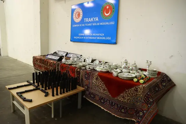 Kapıkule Sınır Kapısı'nda otomatik silah şarjörleriyle çok sayıda kaçak eşya yakalandı Kapıkule Sınır Kapısı'nda otomatik silah şarjörleriyle çok sayıda kaçak eşya yakalandı