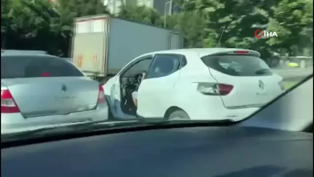 Kapısı olmadan trafikte seyreden otomobil görenleri şaşkına çevirdi Kapısı olmadan trafikte seyreden otomobil görenleri şaşkına çevirdi