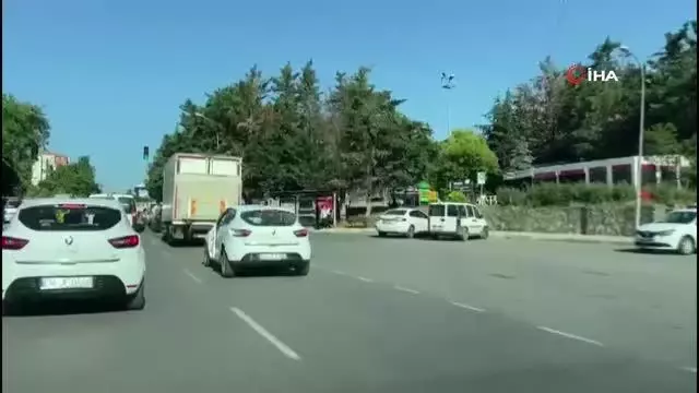 Kapısı olmadan trafikte seyreden otomobil görenleri şaşkına çevirdi Kapısı olmadan trafikte seyreden otomobil görenleri şaşkına çevirdi